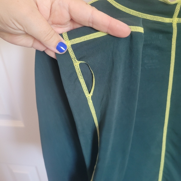 BUFFBUNNY deep teal Roughin' It crop top with thumbholes size XL - Picture 5 of 5